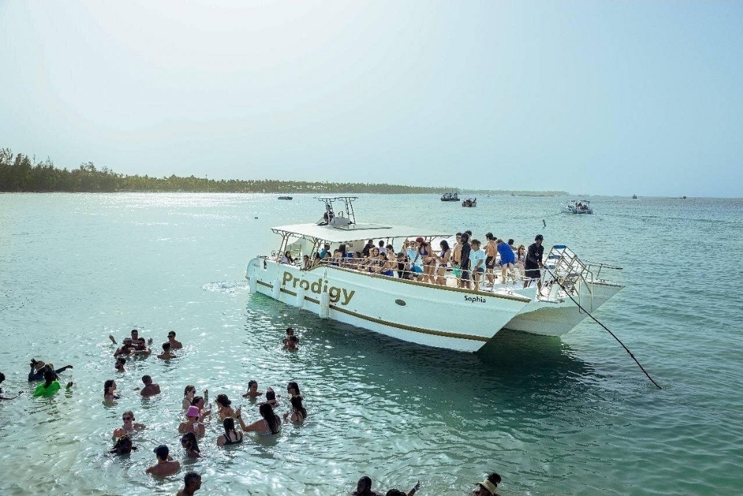 PRIVATE CATAMARAN CORPORATE GROUP